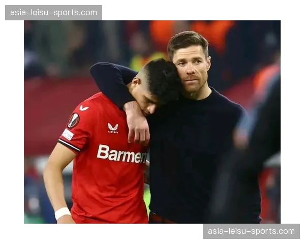 特写：终场哨响，莱切老将转身向随队远征的球迷鼓掌致意